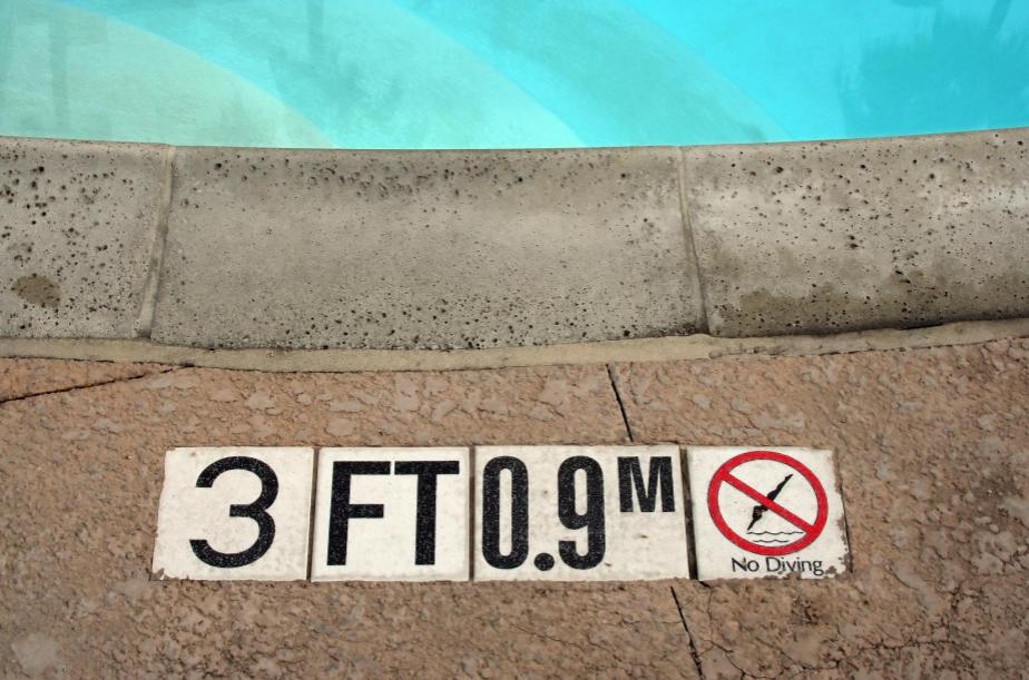 No diving sign in a public pool