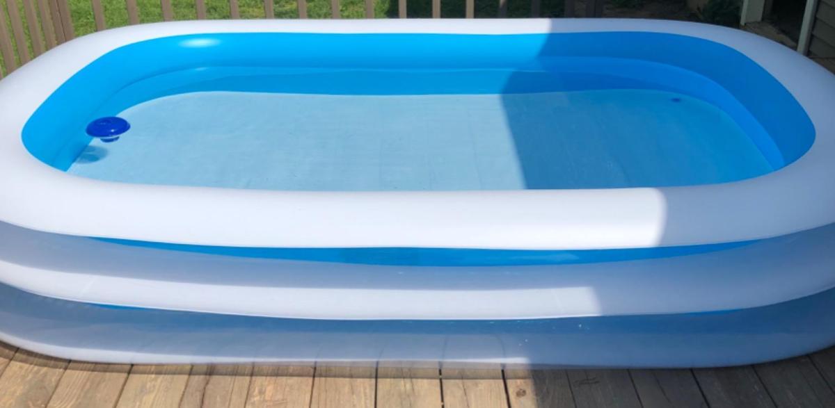 Kiddie pool with a chlorine floater
